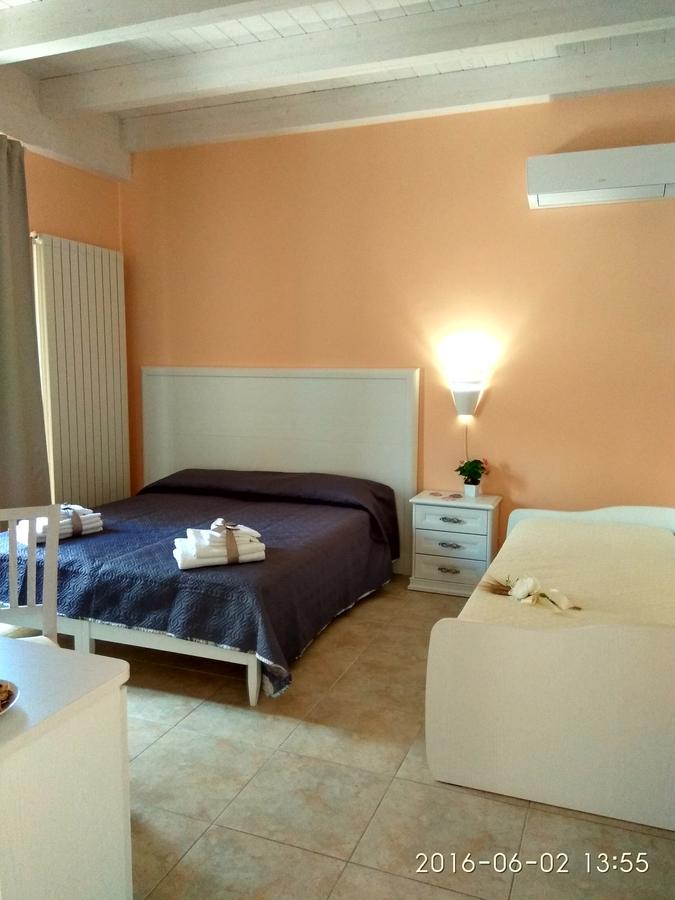 Le Camelie Bed and Breakfast Marina di Ginosa Δωμάτιο φωτογραφία